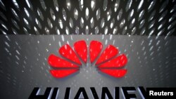 在中国深圳国际机场内的华为标志 (2019年7月22日)