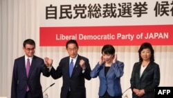 日本自民党总裁选举四位候选人在东京举行的记者会上。从左至右:现任行政改革担当大臣河野太郎、前外务大臣岸田文雄、前总务大臣高市早苗、代理干事长野田圣子(2021年9月17日)