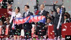 (左起)台湾第一夫人吴玫如、总统赖清德、立法院长韩国瑜、副总统萧美琴在台湾双十国庆典礼上挥手致意。(美联社,2024年10月10日)