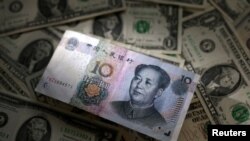 资料照片:美元和人民币示意图。(2023年3月10日)