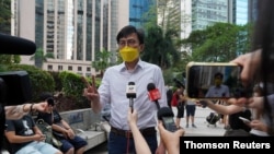 香港亲民主活动人士吴文远在法庭外对记者讲话(2021年5月17日)