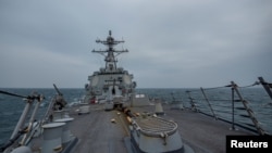 资料照片:美国海军阿利·伯克级导弹驱逐舰约翰·菲恩号(USS John Finn)2021年3月10日穿越台湾海峡。