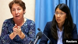 无国界医生组织( MSF)的法律顾问索尔尼尔(左)和国际无国界医生组织的主席乔安妮刘(右)在瑞士日内瓦的新闻发布会上发表讲话(2015年10月7日)。
