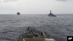 资料照片:在南中国海航行的美国军舰(2016年10月17号)