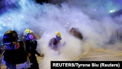 香港反引渡法案抗议者面对警方的催泪瓦斯, 2019年8月4日。路透社照片
