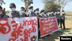 အာဏာသိမ်းမှု ဆန္ဒပြပွဲ ကယားပြည်နယ် ရဲတချို့ပူးပေါင်း။ (ဓါတ်ပုံ- KHUN BWE MUE via REUTERS)