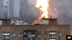 俄军轰炸乌克兰首都基辅住宅区引起大火。(2024年1月2日)