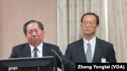 台湾国安局长蔡得胜(左一)星期一在立法院接受质询(美国之音张永泰拍摄)