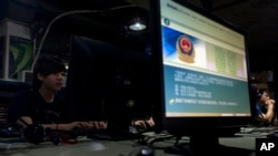 在北京一家网吧,电脑显示屏展示警方使用互联网的监管规定。