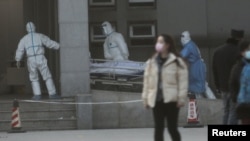 中国湖北省武汉市金银潭医院,医护人员正在转移一名因新型冠状病毒引起的肺炎患者(2020年1月20日)。