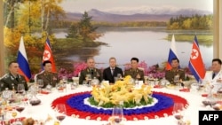 这张拍摄于 2023 年 7 月 26 日、朝鲜官方朝中社 (KCNA) 于 7 月 27 日发布的照片显示,俄罗斯国防部长谢尔盖·绍伊古(左三)正在平壤参加欢迎宴会。