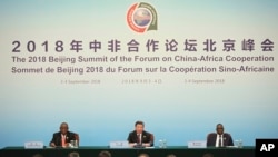 2018年9月4日中国国家主席习近平与南非总统西里尔·拉马福萨(左)和塞内加尔总统麦基·萨勒在中国北京人民大会堂为2018年中非合作论坛北京峰会举行联合新闻发布会。(美联社照片)