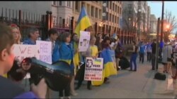 До резиденції посла РФ у Вашингтоні прийшли українці, вимагали звільнити Савченко. Відео