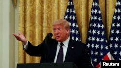 美国总统特朗普在华盛顿白宫东厅讨论一项旨在帮助防止美国退伍军人和其他美国人自杀的行政计划时发表讲话(2020年6月17日)。