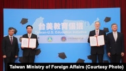 台湾外交部长吴钊燮(左2)与美国在台协会台北办事处处长郦英杰(左3)主持“美台教育倡议”启动仪式(2020年12月3日)(台湾外交部照片)