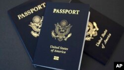 放在德克萨斯州达拉斯一张桌子上的美国护照。(资料照)