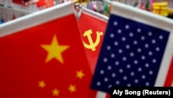 美国、中国国旗和中共党旗