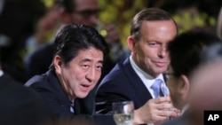 2014年7月8号日本首相安倍晋三(左)在澳大利亚参加由澳大利亚总理阿伯特(右)为他举办的欢迎晚宴