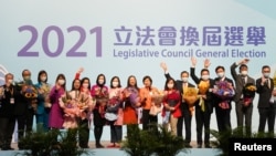 “爱国者治港”候选人2021年12月20日庆祝自己在星期天的立法会选举中当选(路透社)