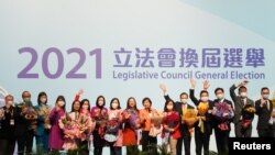“爱国者治港”候选人2021年12月20日庆祝自己在星期天的立法会选举中当选(路透社)