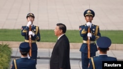 2022年9月30日,中共中央总书记、中国国家主席习近平在北京天安门广场向人民英雄纪念碑献花。(路透社图片)