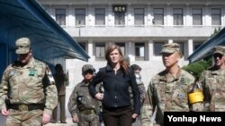 美国驻联合国大使萨曼莎·鲍尔和美国军人在韩国和朝鲜之间的板门店停战村南侧(2016年10月9日)