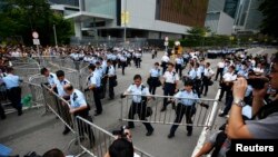 香港警察在特首办公楼外面设立金属栏杆,阻止抗议者进入。