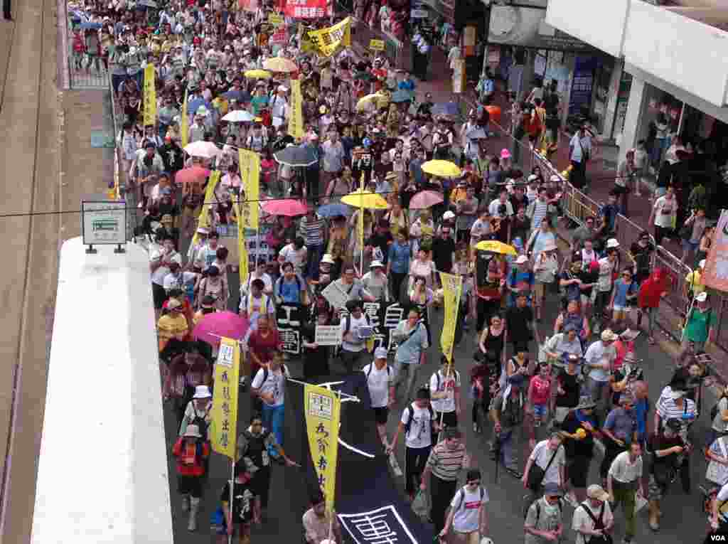 数万港人参加七一大游行誓言守护香港(美国之音海彦拍摄)