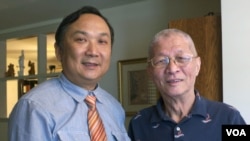 陈一谘(右)接受杰出民主人士奖