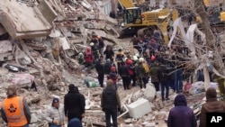 土耳其救援人员在迪亚巴克尔被震塌的废墟里搜救地震幸存者。(2023年2月6日)