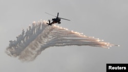 AH-64阿帕奇武装直升机在汉光军演上抛射诱饵弹模拟解放军攻台,2018年6月7日。