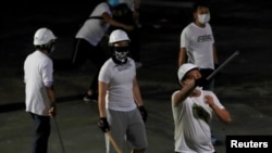 白衣人在香港新界元朗地铁站殴打反送中抗议者。(路透社照片)