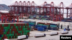 资料照:2020年10月19日,中国上海洋山深水港的集装箱和卡车(路透社)。