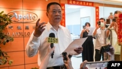 2024年9月18日,台湾金阿波罗公司负责人许清光(左)在新北市公司办公室外向媒体发表讲话。