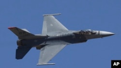 资料照片:美国一架F-16 战斗机参加2019年印度航空展并做飞行表演(2019年2月24日)