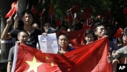 资料照片:2012年9月14日,示威者在日本驻华大使馆附近举行反日抗议活动。