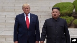 2019年6月30日, 美国总统特朗普和朝鲜最高领导人金正恩在板本店临时军事分界线朝鲜一侧。