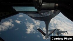 美国空军战机2017年1月18日在日本上空加油(美国空军照片)