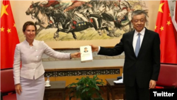 英国驻华大使吴若兰(Caroline Wilson)2020年9月16日在推特上贴出一张与中国驻英国大使吴晓明的合影。照片中,两人合拿一本《习近平谈治国理政》(Caroline Wilson/Twitter)