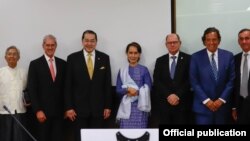 နိုင်ငံတော်အတိုင်ပင်ခံပုဂ္ဂိုလ်ဒေါ်အောင်ဆန်းစုကြည်နှင့်
ရခိုင်ပြည်နယ်ဆိုင်ရာ အကြံပြုချက်များ အပေါ် အကောင် အထည်ဖော် ဆောင်ရွက်ရေးကော်မတီ၏ အကြံပေး အဖွဲ့ဝင်များ- နှုတ်ထွက်သူ Bill Richardson ( ဒုတိယမြောက် ညာစွန်) (ဇန်နဝါရီ ၂၂-၂၀၁၈)