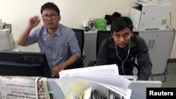 透社记者瓦龙(左)和觉梭在仰光路透社记者站工作