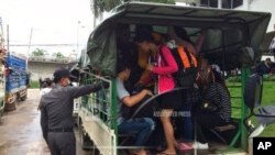Thai immigration officer check Myanmar on car
