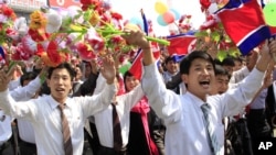 朝鲜人在官方组织下在平壤金日成广场热烈庆祝建国65周年。(2013年9月9日资料照)