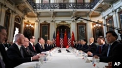 美中两国的谈判人员在白宫旁边的艾森豪威尔大楼就贸易问题举行谈判,2019年2月21日。(资料照片)