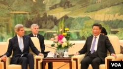 2015年5月17日美国国务卿克里与中国国家主席习近平在北京人民大会堂会谈。(美国之音莉雅拍摄)