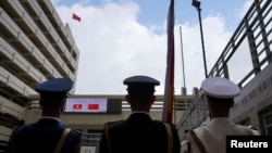 为庆祝香港主权回归中国24周年,解放军士兵参加香港一所中学的晨间升旗仪式。(2021年7月1日)