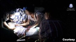 လေကြောင်းတိုက်ခိုက်မှုဒဏ်သင့် ဒေသခံတဦး။ (ဓာတ်ပုံ - KNU)