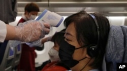 中国国际航空公司的班机2月4日从澳大利亚墨尔本飞回北京,并在降落之前为顾客测量体温。