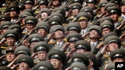 2017年4月15日,平壤举行的阅兵式上,当朝鲜国歌奏响时,朝鲜军人敬礼。