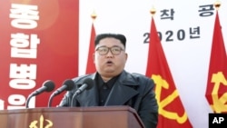朝鲜领导人金正恩在一家医院动工仪式上讲话。(2020年3月17日 图片由朝鲜政府提供)